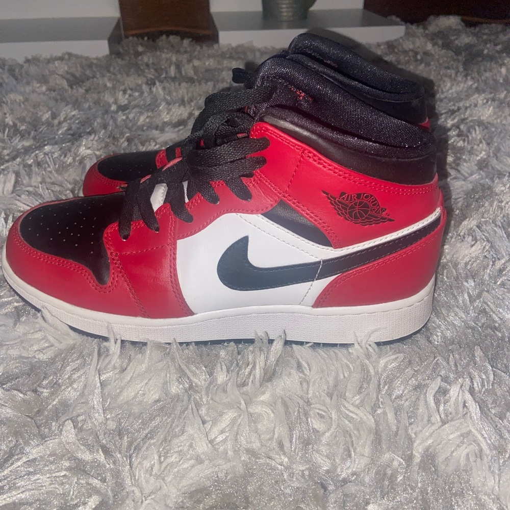 Air Jordan 1 Mid GS ‘Chicago Black Toe’ Red